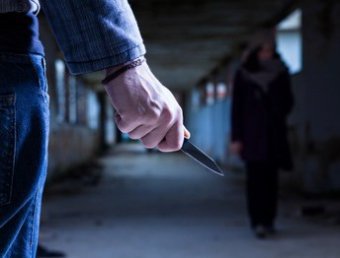 Грабитель ударил жертву ножом в грудь, в результате чего она скончалась.