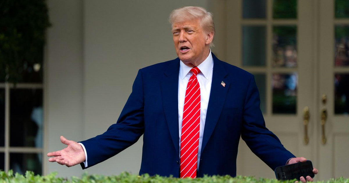 Трамп призвал "прекратить глупую войну" на фоне заявления посольства США об атаке РФ.