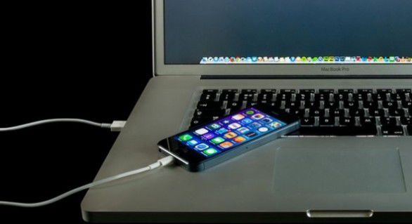 Telefoanele inteligente care rulează diferite versiuni de Android şi iOS pot fi compromise atunci când sunt încărcate folosind o conexiune standard USB la un computer.