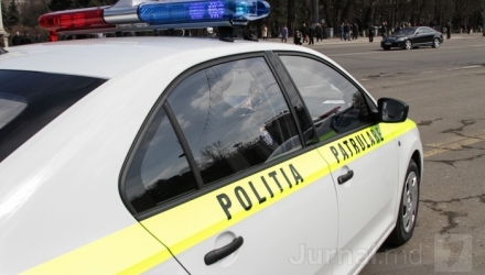 La fața locului s-a deplasat o echipă a poliției capitalei pentru a investiga circumstanțele producerii accidentului.