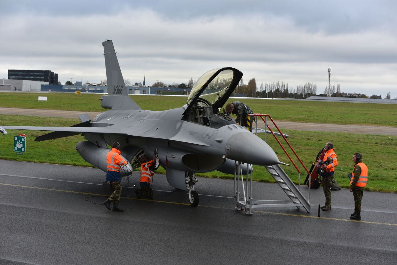 Нидерланды направили в Румынию пять F-16 для обучения украинских пилотов.