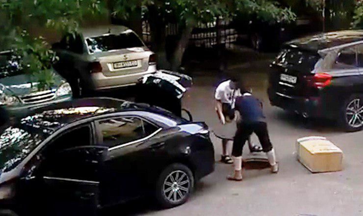 Ставший звездой интернета вор вернул в одесский двор крышку от люка.