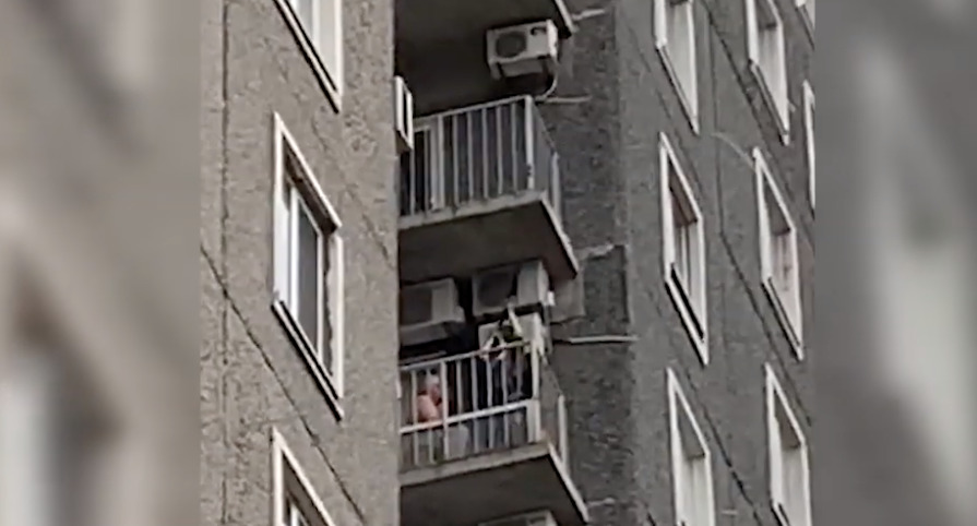 Находясь на балконе 10-го этажа, мужчина и женщина стреляли в воздух из охотничьего ружья. 