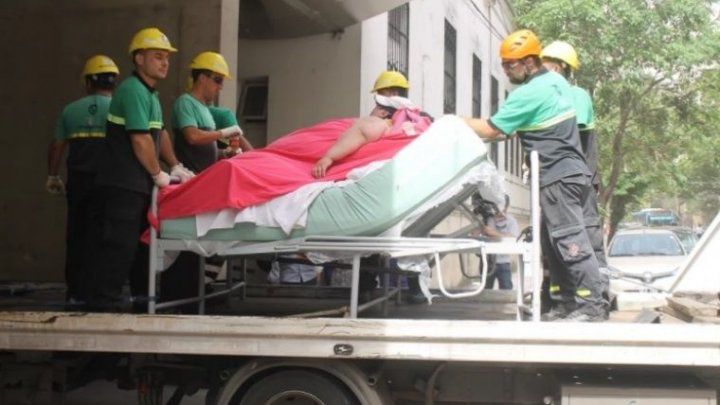 Au dărâmat un zid pentru a internat o femeie de 490 de kg
