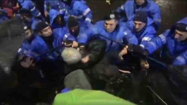 România:Jandarm, filmat în timp ce loveşte cu pumnul manifestanţi. Foto: rtv.net