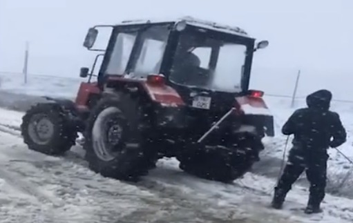 В Яловенском районе трактор вытащил застрявший в кювете автомобиль.