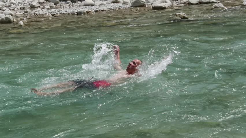 Sportivii au înotat la temperatura de -12 grade Celsius. 