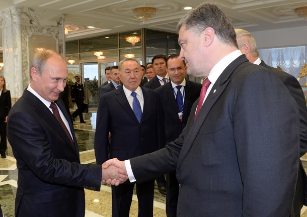 Владимир Жириновский одобрил рукопожатие президента РФ Владимира Путина и президента Украины Петра Порошенко, уточнив, что этого требует протокол.