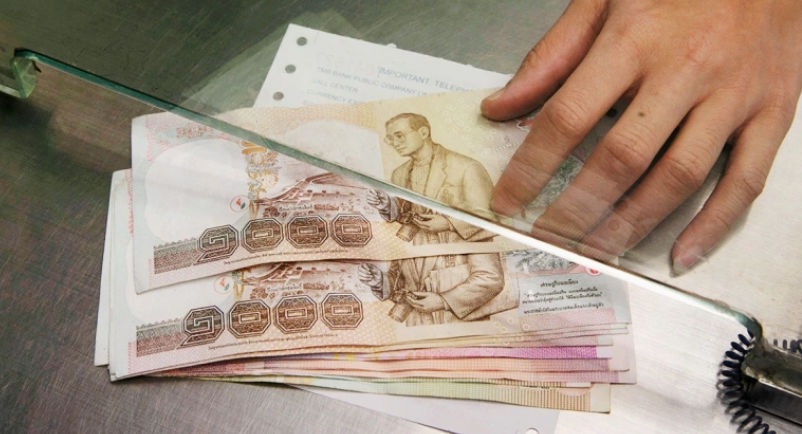 В Таиланде начали раздавать деньги населению.