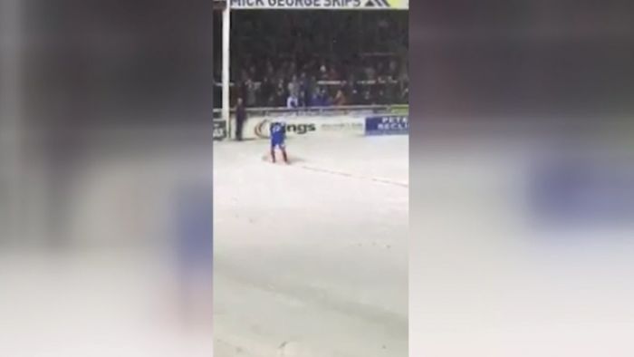 Un fotbalist a dat o mănă de ajutor la deszăpezirea terenului, după ce arbitrul a oprit partida din cauza ninsorii.