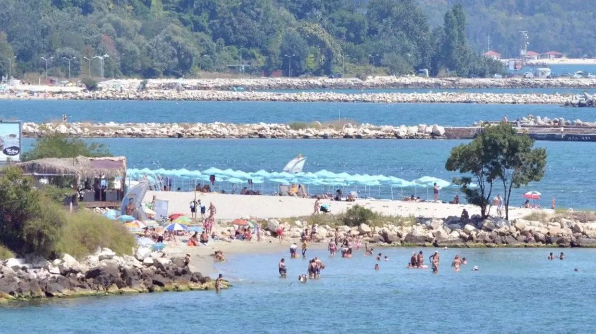 O plajă din Bulgaria populară printre turiști, închisă din cauza bacteriei E. coli.