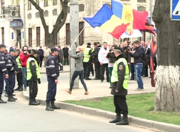 Domnica Cemortan a aparut in fata ambasadei rusesti de la Chisinau, alergand si fluturand drapelul Romaniei.