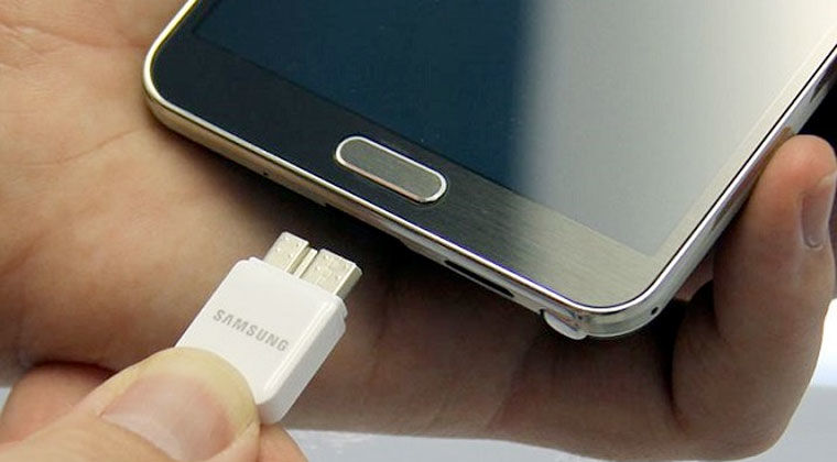 Samsung может убрать зарядку из некоторых комплектов смартфонов.