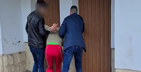 Полиция задержала более 40 человек, находящихся в розыске.
