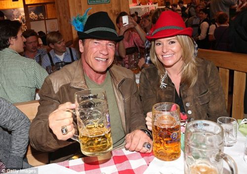Арнольд Шварценеггер «отрывался» с подружкой и с пивом на Oktoberfest. Фото: gettyimages.com