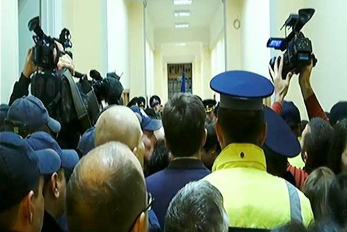 Митингующие называли мэра «предателем», «лжецом», требовали справедливости.