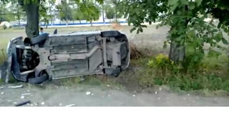 Trei maşini s-au ciocnit violent, iar unul dintre vehicule s-a răsturnat. Foto: captură video/ DSE