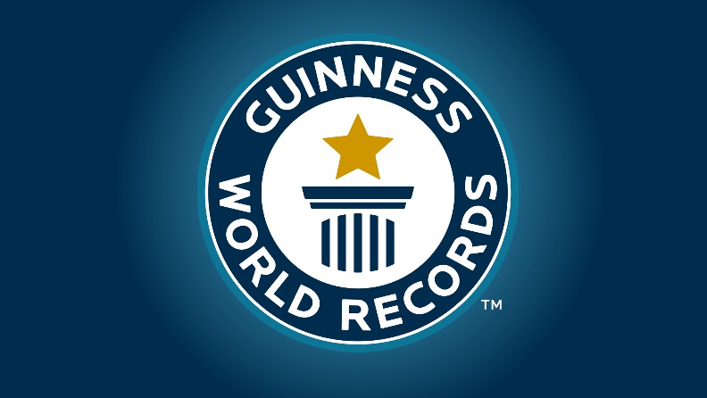 A ajuns în Cartea Recordurilor Guiness cu o hartă realizată din peste 160.000 de monede. Foto: Guinness