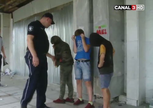 B полиции говорят, что рейды проводятся для борьбы с попрошайничеством и бродяжничеством среди несовершеннолетних.