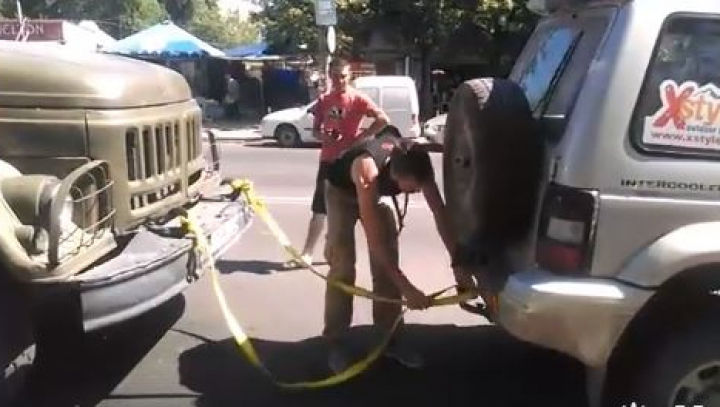 Şoferul, disperat, începuse să facă apeluri cunoscuţilor. 