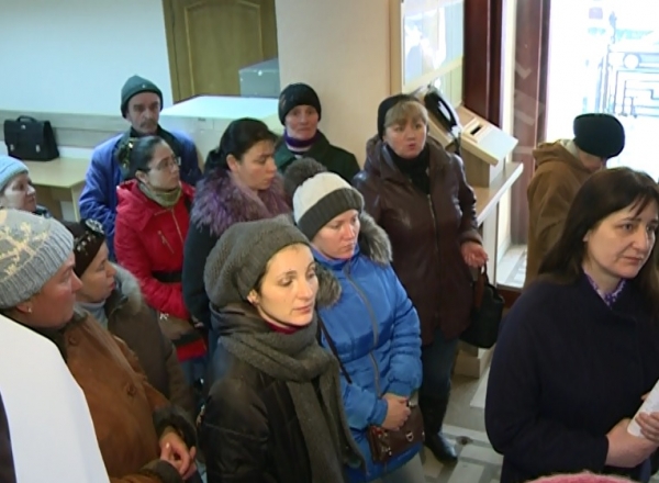 Spiritele s-au incins si mai mult. Protestatarii spun ca nu vor renunta pana nu-si vor vedea salariile.