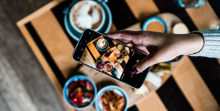 Искусственный интеллект помогает худеть через приложение SnapCalorie.