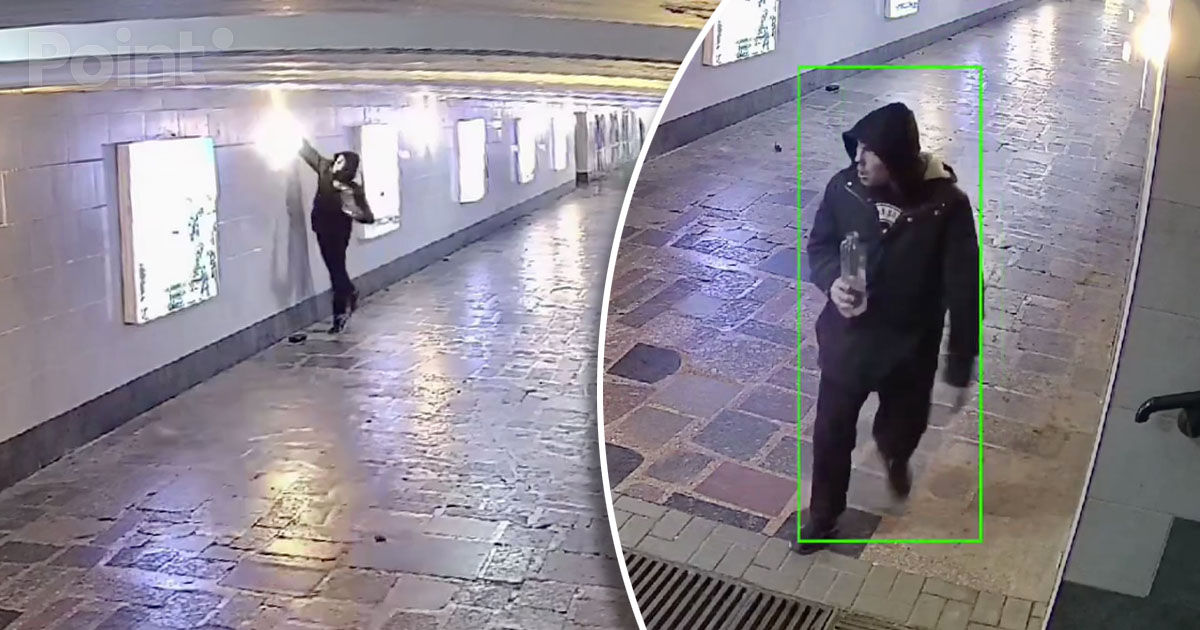 Un bărbat, surprins de camerele video cum distruge un corp de iluminat într-o subterană.