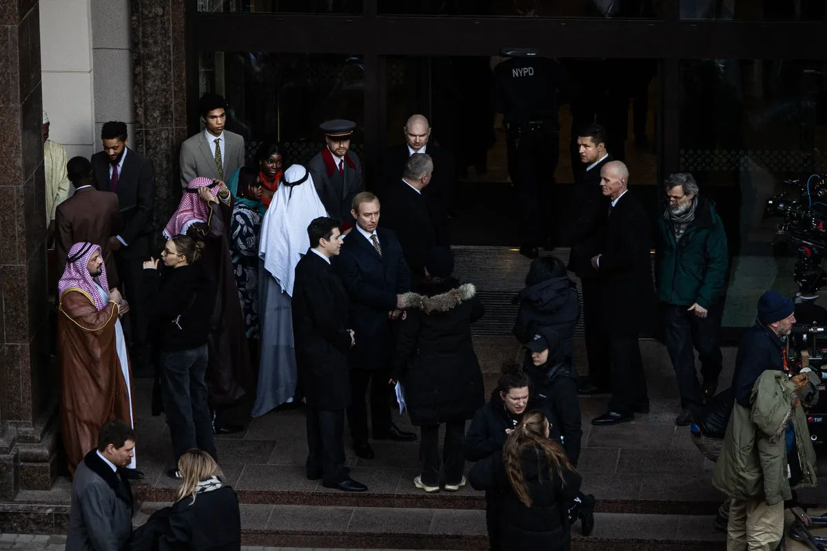 Jude Law a apărut în rolul lui Putin pe platourile de filmare din Riga.