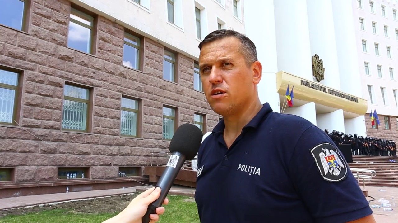 Пынзарь отправляет личные сообщения полицейским.