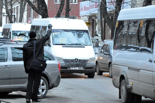 Группа водителей маршруток начали кампанию по сбору подписей для организации 16 марта всеобщей забастовки.