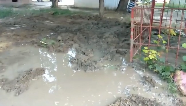 Житель улицы, где течет вода и полно грязи, обратился к “Apă-Canal”.