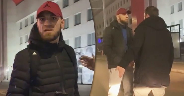 В столице прямо посреди дороги между молодыми людьми возник конфликт.