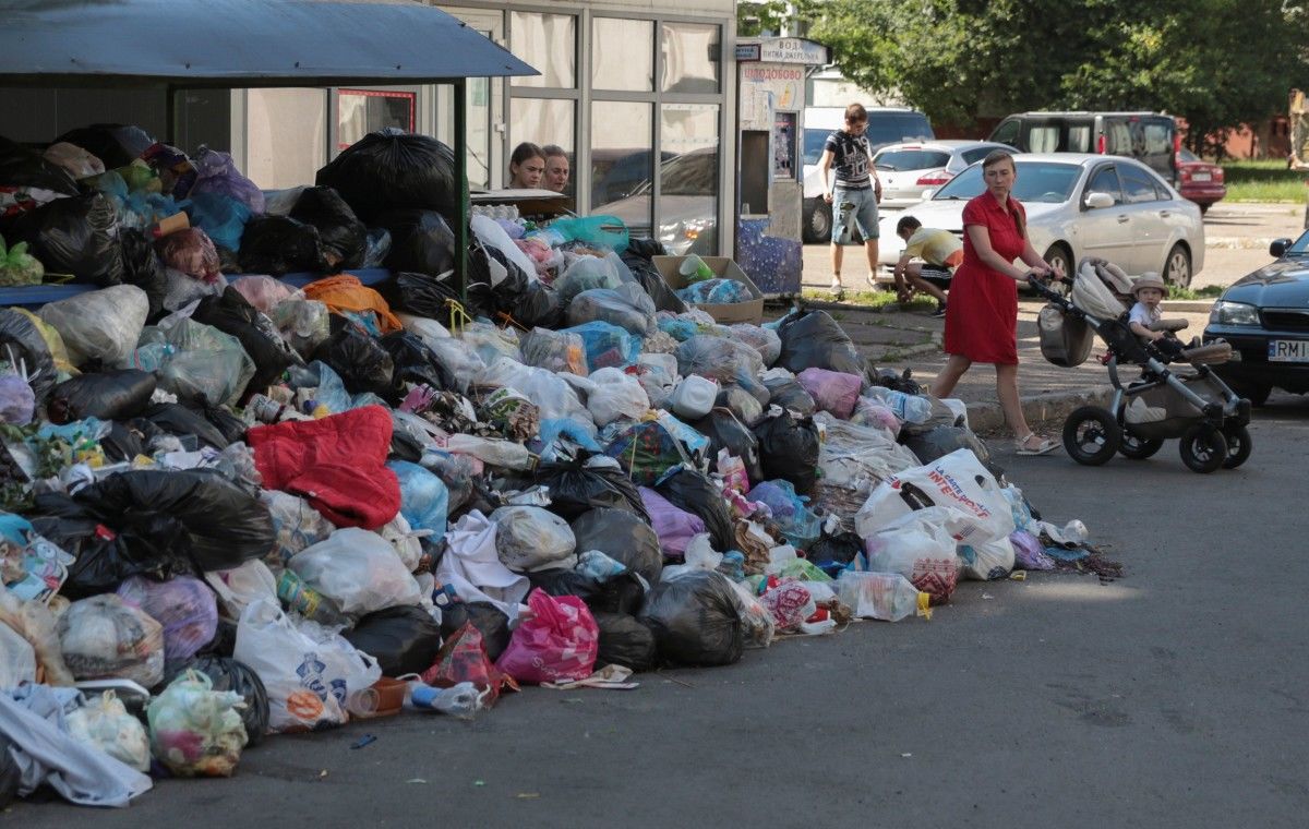 Pe străzile din orașul ucrainean Lvov s-au acumulat mii de tone de deșeuri, deoarece platforma unde erau stocate a fost închisă.