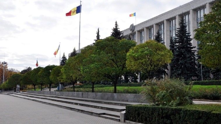 Перед зданием правительства пройдет протест против перехода на онлайн-обучение.