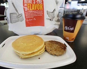В штате Теннесси местный McDonald"s по ошибке выдал семейной паре, решившей позавтракать, пакет с деньгами вместо заказа.