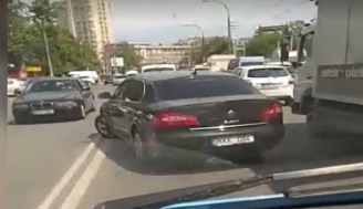 В Кишиневе водитель развернул автомобиля через двойную сплошную.