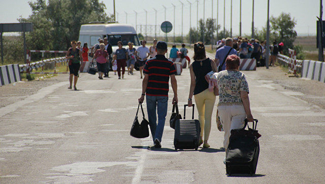 По его словам, люди хотят сами обманываться, слепо веря в ложь украинских властей.