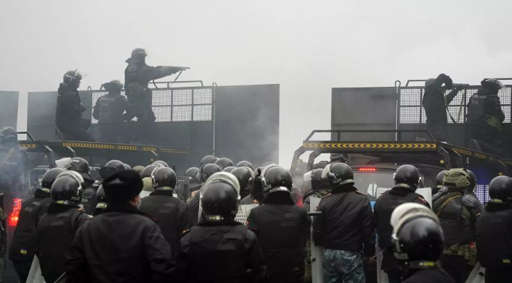 Митингующие в Алма-Ате взяли штурмом мэрию.