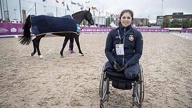 O suedeză fără ambele picioare a devenit călăreţ paralimpic