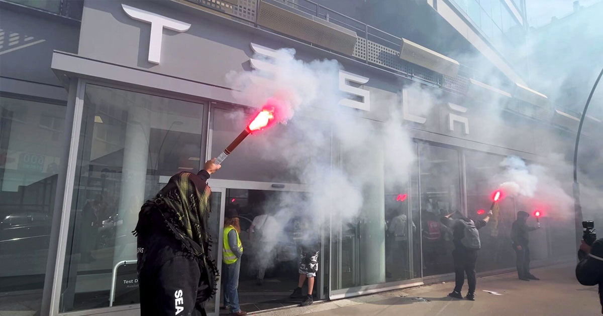 В Париже протестующие ворвались с файерами в автосалон Tesla.