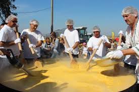 Mămăligă de 550kg gătită la Festivalul Porumbului, ediţia II. Foto: moldova.org