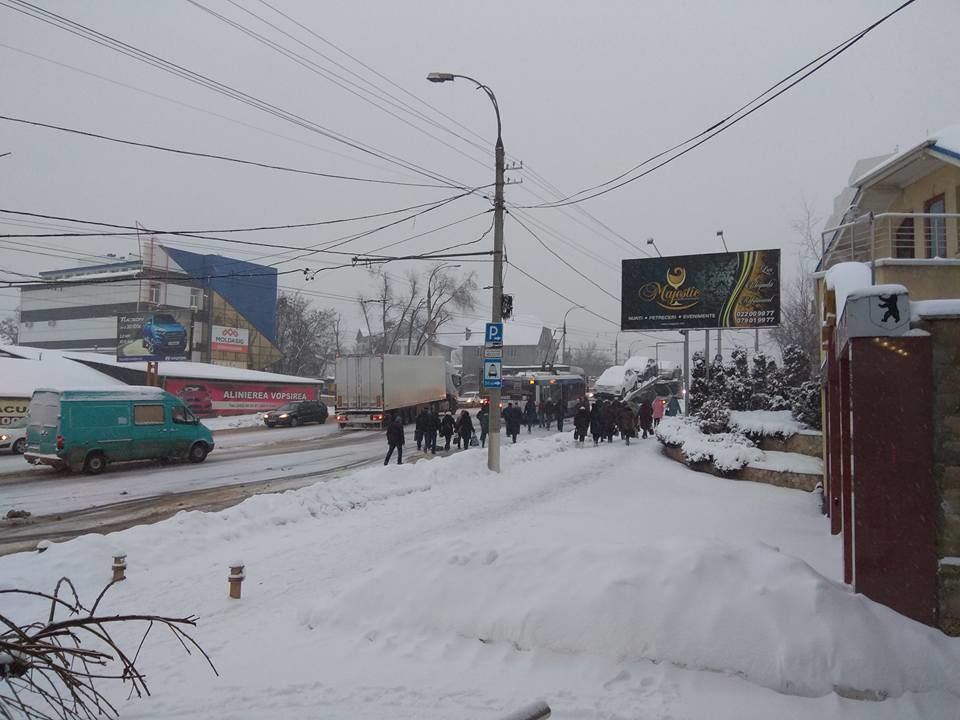 Ninsoarea a creat haos și accidente în Capitală