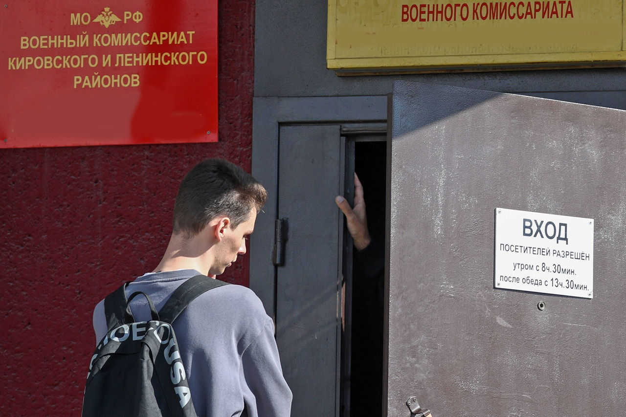 В Москве десятки мигрантов получили повестки в военкомат после рейдов.