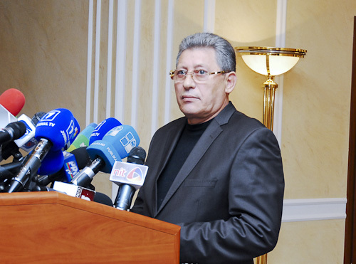 Deputații au reluat astăzi ședința extraordinară a Parlamentului, în care urmează să fie alese organele de conducere ale instituției.