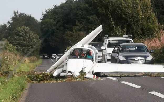 În Anglia, un avion de mici dimensiuni s-a prăbușit: Pilotul și pasagerul au supraviețuit.