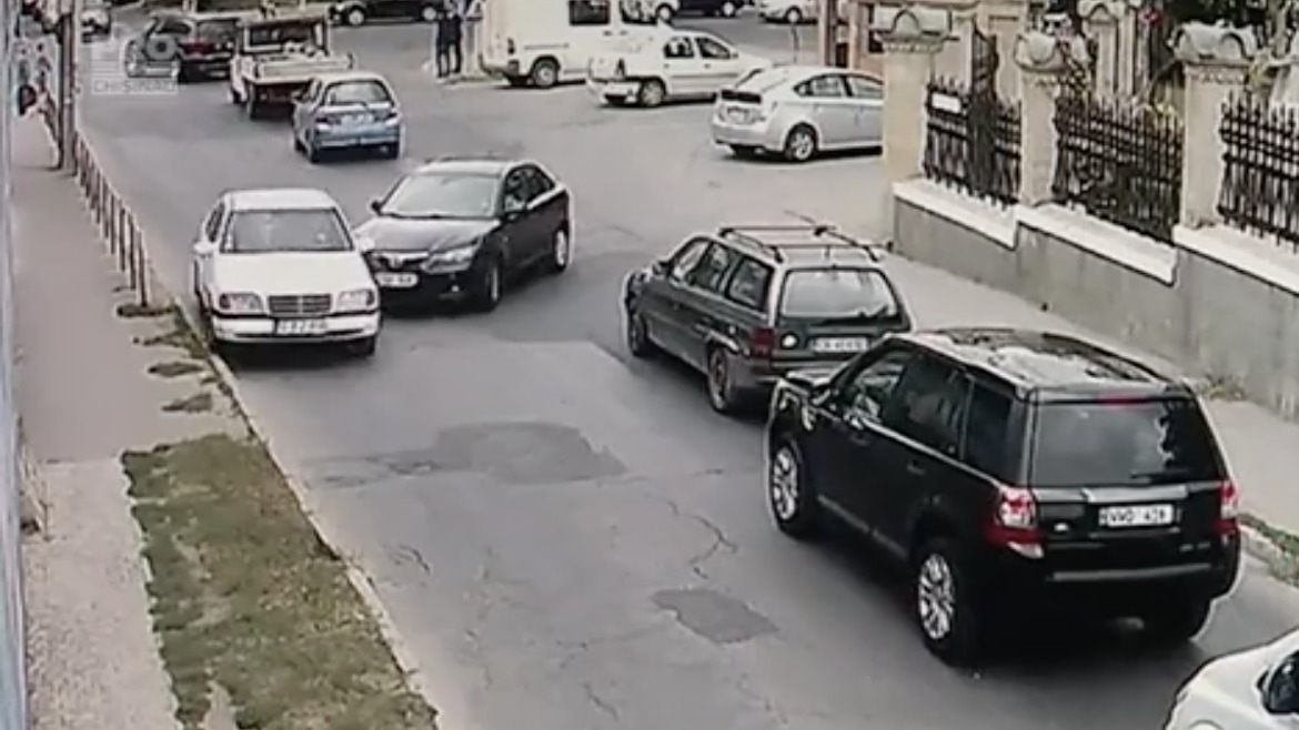Пытаясь выехать на проезжую часть, автомобиль врезался в другую машину.
