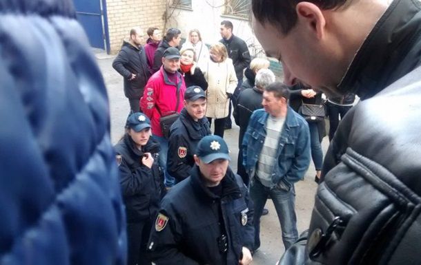 В спальном районе Одессы подрались стоящие за паспортами люди. 