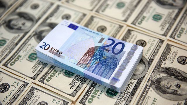 Евро подешевел на три бана и стоит сегодня 22 лея 28 банов.