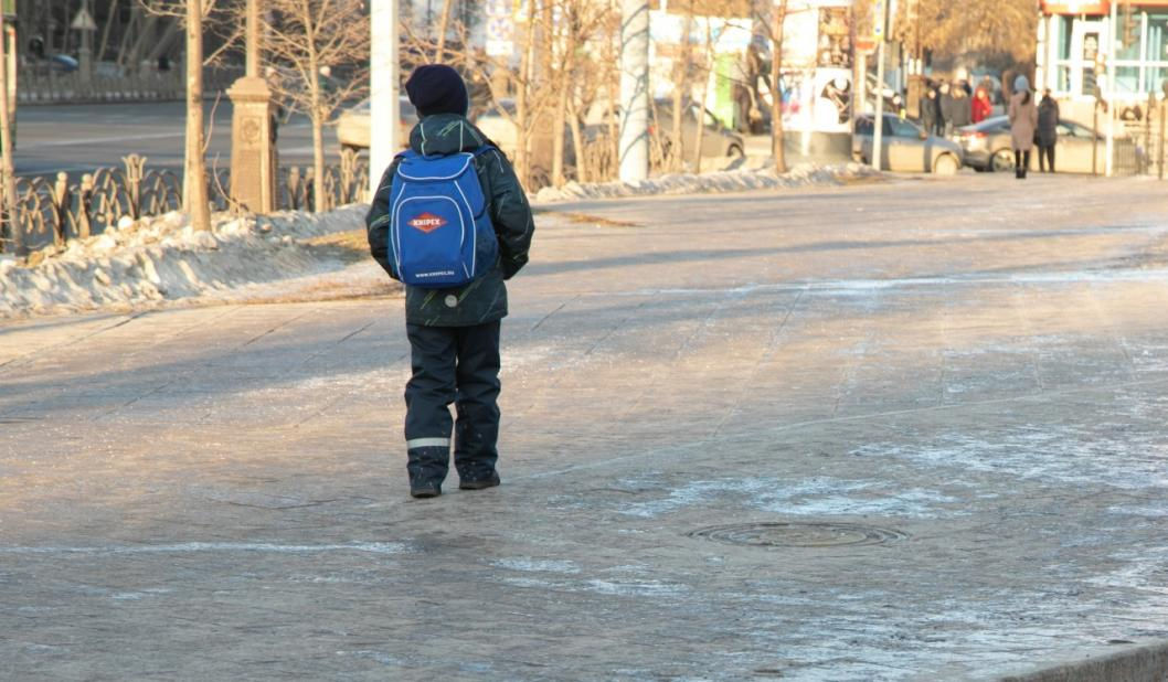 Ghețuș pe drumurile din Moldova: Școlile pot decide modul în care vor fi desfășurate lecțiile luni.