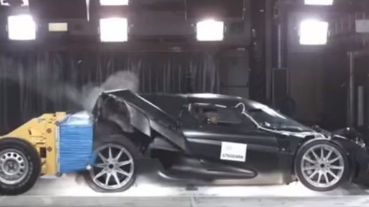  Koenigsegg Regera перенес на себе все возможные виды ударов и столкновений, которые можно только придумать.
